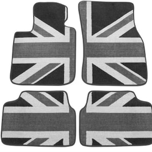 Op de afbeelding: Set van vier zwarte autovloermatten met een wit en grijs Union Jack-ontwerp.
