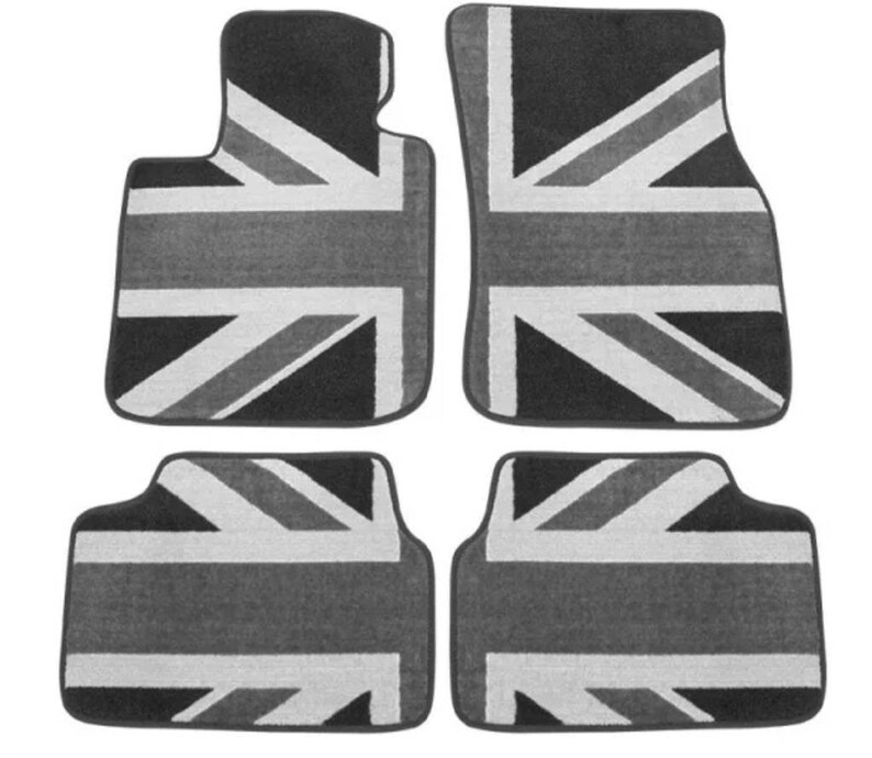 Op de afbeelding: Set van vier zwarte autovloermatten met een wit en grijs Union Jack-ontwerp.