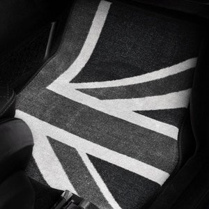 Op de afbeelding: Zwarte autovloermat met een wit Union Jack-ontwerp.