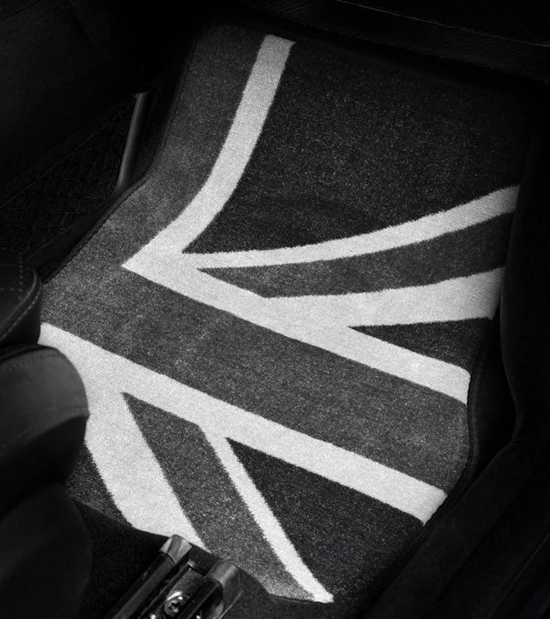 Op de afbeelding: Zwarte autovloermat met een wit Union Jack-ontwerp.