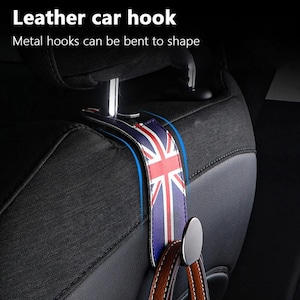 Peut inclure: Un crochet de voiture en cuir avec un motif Union Jack. Le crochet est fixé au dossier d'un siège de voiture et possède un crochet métallique qui peut être plié pour être façonné.