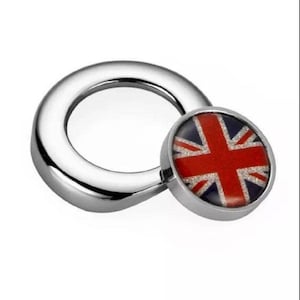 Op de afbeelding: Een zilveren ring met een ronde, rood-wit-blauwe Union Jack-vlag charme. De charme heeft een glinsterende afwerking.