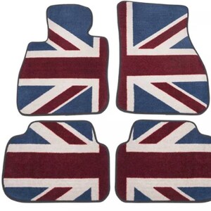 Op de afbeelding: Set van vier autovloermatten met een Union Jack-vlagontwerp. De matten zijn rood, wit en blauw met een donkergrijze rand.