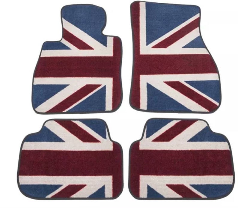 Op de afbeelding: Set van vier autovloermatten met een Union Jack-vlagontwerp. De matten zijn rood, wit en blauw met een donkergrijze rand.