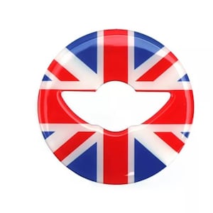 Pode incluir: Um adesivo redondo com o design da bandeira do Reino Unido. O adesivo tem um recorte no centro, o que o torna adequado para uso como emblema de carro.