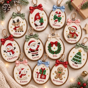 以下が含まれることがあります： クリスマスのキャラクターやシンボルが刺繍風に描かれた11個の楕円形木製オーナメントのセット。それぞれにカラフルなサテンリボンとジュート製の吊り下げ用ループが付いており、名前が刻印されています。