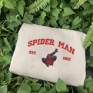 Sudaderas bordadas de superhéroe Spiderman, dibujos animados bordados, cuello redondo de tendencia, camisa de Spiderman, regalo de cumpleaños, camisa de fan de Marvel EH269