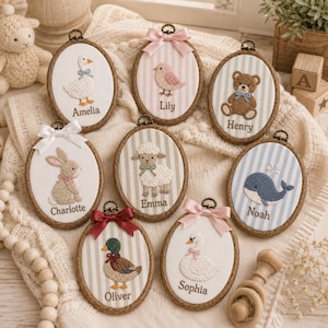 Anpassad broderad oval ornament med bondgårdsdjur, personlig namnring för bebisar, väggdekoration för barnrum, babyshowerpresent, babyklenod