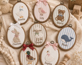 Op maat gemaakt ovaal ornament met geborduurde boerderijdieren, gepersonaliseerde naamring voor de baby, wanddecoratie voor de babykamer, kraamcadeau, baby-erfstuk