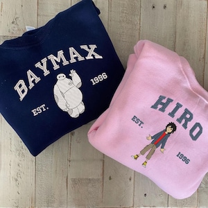 Sweat-shirt brodé Baymax et Hiro, chemise Baymax, chemise de couple de dessins animés, cadeau pour amis, cadeau d'anniversaire ESH4004-4005