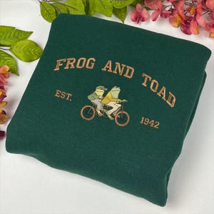 Sweat-shirt brodé grenouille et crapaud, t-shirt vintage classique, t-shirt grenouille rétro, t-shirt littéraire, cadeau pour elle, cadeau d'Halloween ESH035