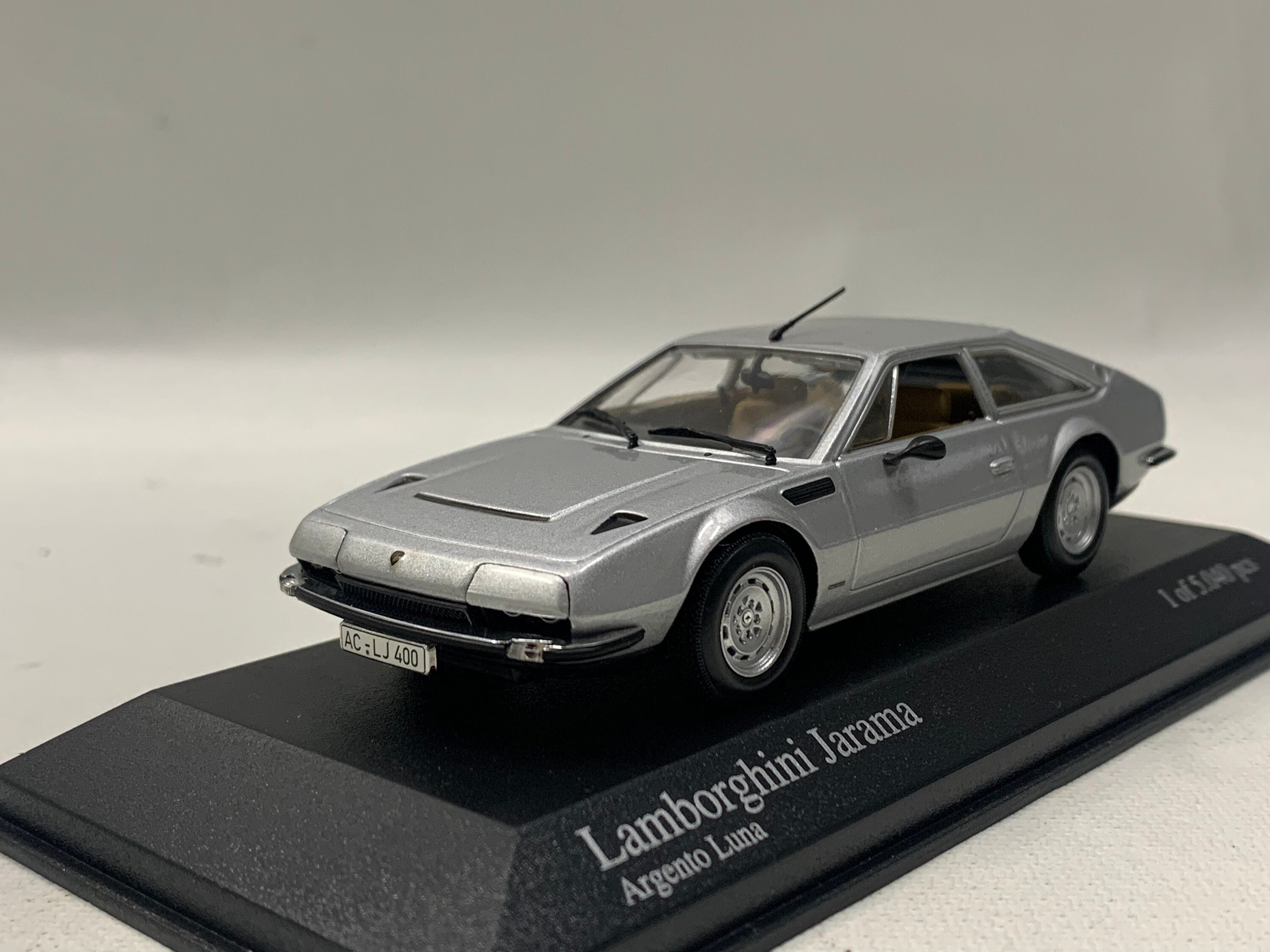 LAMBORGHINI JARAMA Gris 1974 MINICHAMPS 1:43 of reference 400 103400