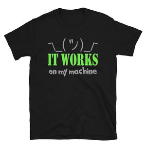 Funciona en mi camisa de máquina, camisa de codificación divertida, camisa de regalo de programación, camiseta de for him Her Tee Shirt