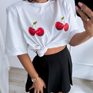 Camiseta neutral de género estampada con diseño de cereza, ropa de verano imagen 2