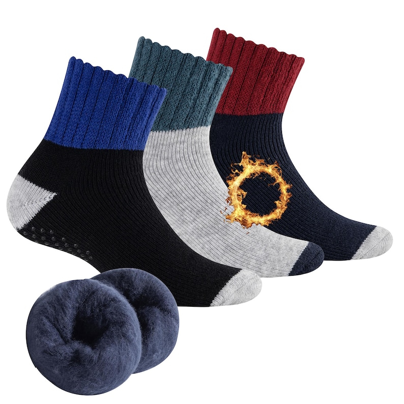 Puede incluir: Tres pares de calcetines t&eacute;rmicos con suelas antideslizantes. Los calcetines son azules, grises y rojos con detalles negros. Los calcetines est&aacute;n dise&ntilde;ados para mantener los pies calientes y c&oacute;modos.