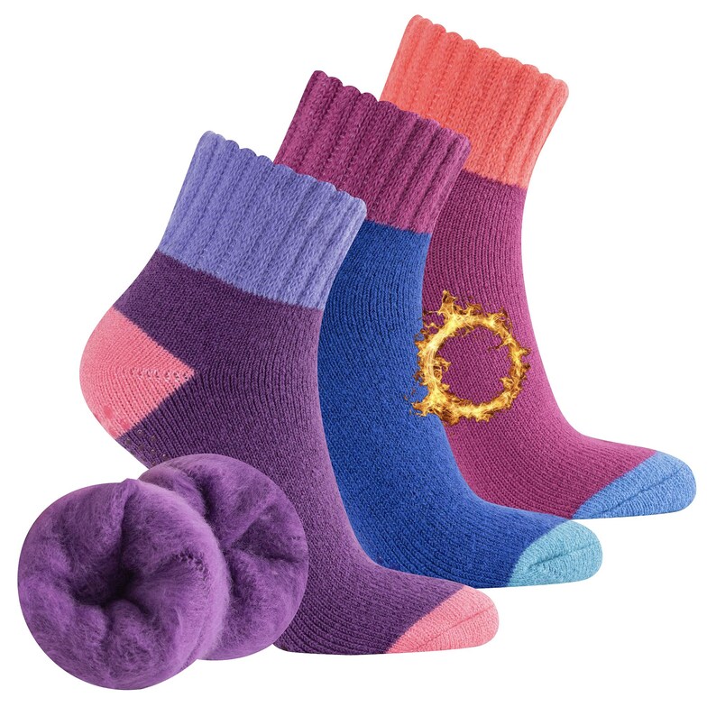 Puede incluir: Tres pares de calcetines de tobillo en morado, azul y rosa con forro polar. Los calcetines tienen una banda de color contrastante en la parte superior y un forro polar.