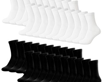 Op de afbeelding: Een verzameling witte en zwarte sportsokken. De witte sokken zijn in twee rijen gerangschikt, met de zwarte sokken eronder. De sokken zijn gemaakt van een zacht, comfortabel materiaal en zijn geschikt voor dagelijks gebruik.