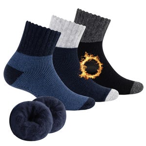Puede incluir: Tres pares de calcetines t&eacute;rmicos en azul, gris y negro. Los calcetines est&aacute;n hechos de un material suave y c&aacute;lido y tienen una textura acanalada. Los calcetines est&aacute;n dise&ntilde;ados para mantener los pies calientes en climas fr&iacute;os.