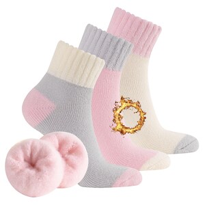 Puede incluir: Tres pares de calcetines c&aacute;lidos en rosa, blanco y gris con un pomp&oacute;n rosa esponjoso en la parte superior. Los calcetines est&aacute;n hechos de un material suave y peludo y son perfectos para mantener los pies calientes en invierno.