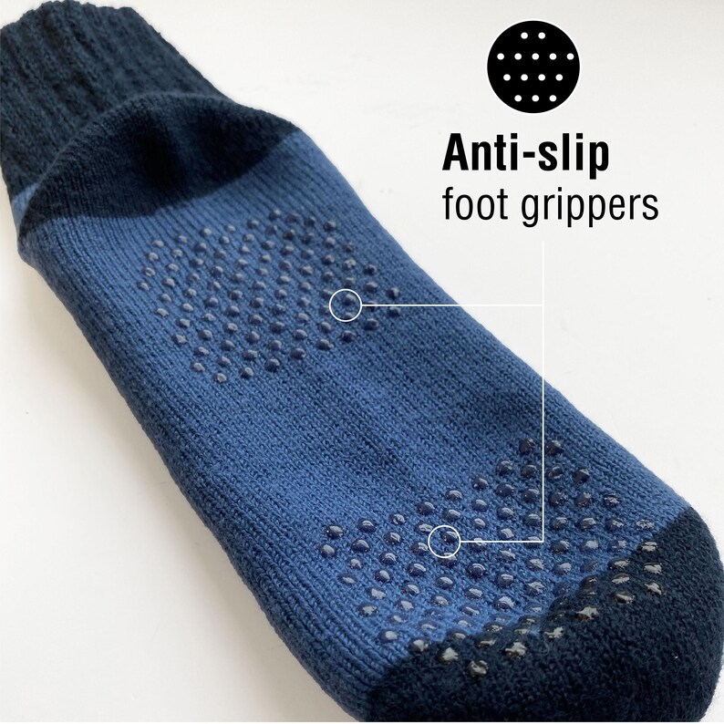 Puede incluir: Un par de calcetines azules con agarraderas antideslizantes negras para los pies. Las agarraderas est&aacute;n hechas de peque&ntilde;os puntos que cubren la parte inferior de los calcetines. El texto "Anti-slip foot grippers" est&aacute; escrito en negro sobre fondo blanco.
