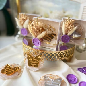 Aimant en résine miroir Quinceanera papillon, 15 faveurs florales pourpres roses, cadeau Sweet 16, souvenir coing personnalisé, faveurs Mis coings