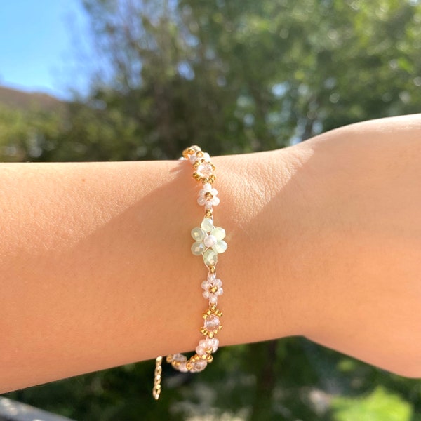 Gem Beaded Flower Bracelet, Daisy Bracelet, Sage Floral Bracelet, Aesthetic Flower Bracelet, Bridgerton Jewellery, Gift for Her, Gift