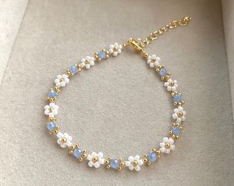 Bracelet fleurs en perles, bracelet marguerites, bracelet floral bleu, bracelet fleurs esthétiques, bijoux Bridgerton, cadeau pour elle, cadeau d'anniversaire