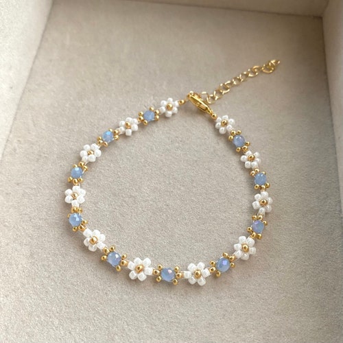 Bracelet fleurs en perles, bracelet plaqué or 18 carats, bracelet floral bleu, bracelet fleurs esthétiques, cadeau pour elle, cadeau d'anniversaire