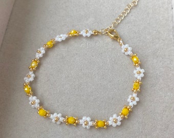 Beaded Flower Bracelet, Daisy Bracelet, Yellow Floral Bracelet, Aesthetic Flower Bracelet, Bridgerton Jewellery, Gift for Her, Birthday Gift