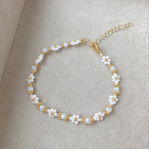 Beaded Flower Bracelet, Daisy Bracelet, White Bracelet, Floral Bracelet, Aesthetic Flower Bracelet, Gift for Her, Birthday Gift