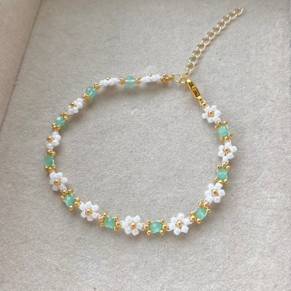 Beaded Flower Bracelet, Daisy Bracelet, Green, Floral Bracelet, Aesthetic Flower Bracelet, Green Bracelet, Gift for Her, Birthday Gift