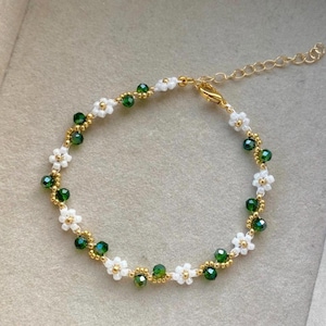 Pulsera de flores con cuentas bañada en oro de 18 quilates, pulsera de margaritas, pulsera floral verde oscuro, pulsera de flores estéticas, regalo para ella, regalo de cumpleaños