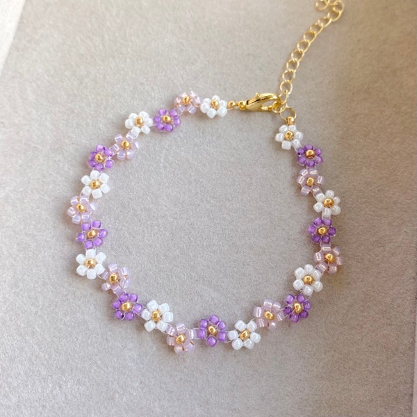 Bracelet fleurs en perles, bracelet marguerites, bracelet floral violet, bracelet fleurs esthétiques, bijoux Bridgerton, cadeau pour elle, cadeau d'anniversaire