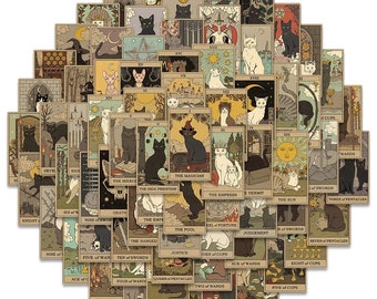 Puede incluir: Una baraja completa de cartas de tarot con gatos en varias poses y escenarios. Cada carta tiene una ilustración única con una estética vintage. Las cartas están numeradas y etiquetadas con los nombres tradicionales del tarot.