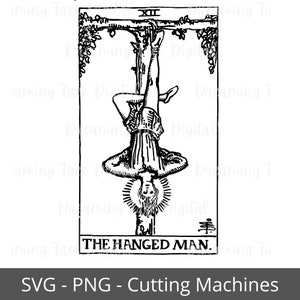 Könnte beinhalten: Schwarz-Weiß-Illustration der Tarotkarte Der Gehängte. Das Bild zeigt eine Figur, die kopfüber an einem Ast hängt, mit der römischen Zahl XII oben. Der Text "THE HANGED MAN" steht unten.