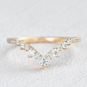 Vintage Inspired Moissanite Art Deco Band, Chevron Ring, V Ring, Curved Chevron Moissanite Wedding Band, Curved Gold Ring, V Shape Band