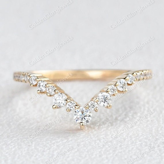 Vintage Inspired Moissanite Art Deco Band, Chevron Ring, V Ring, Curved Chevron Moissanite Wedding Band, Curved Gold Ring, V Shape Band