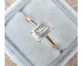 Anello di fidanzamento con moissanite taglio smeraldo da 2 carati Anello di fidanzamento semplice Anello solitario unico in oro giallo Regalo di anniversario per donna Anello da sposa