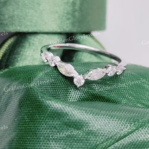 Moissanite Ehering Chevron, V-förmiger Moissanite Ring, Stapelband, Ehering, passender minimalistischer Ring, zierlicher Ring für Frauen