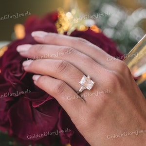 4 CT エメラルドカット モアッサナイト スリーストーン 4 CT エメラルドカット モアッサナイト スリーストーン