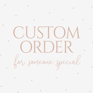 Puede incluir: Un fondo blanco con un texto superpuesto marr&oacute;n claro que dice "CUSTOM ORDER for someone special".