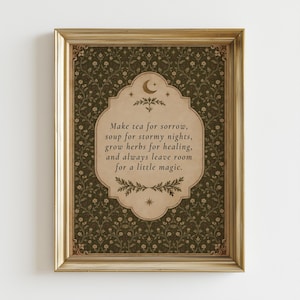 Puede incluir: Una lámina enmarcada con fondo verde oliva oscuro y un patrón floral repetitivo. Una etiqueta central de color crema con bordes festoneados contiene el texto: Make tea for sorrow, soup for stormy nights, grow herbs for healing, and always leave room for a little magic. El diseño incluye una luna creciente, estrellas y motivos de hojas.
