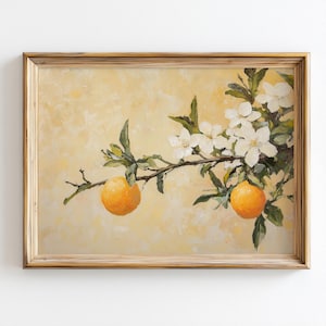 Könnte beinhalten: Gerahmtes Ölgemälde mit einem Zweig mit zwei Orangen und weißen Blüten. Das Kunstwerk hat einen warmen, gelben Hintergrund und einen Holzrahmen. Die Orangen sind leuchtend orange und die Blüten weiß.