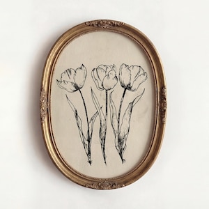 Könnte beinhalten: Ovales, goldgerahmtes Kunstwerk mit einer Schwarz-Weiß-Skizze von drei Tulpen. Die Tulpen blühen mit detaillierten Blütenblättern und langen Stielen. Der Hintergrund ist hellbeige.