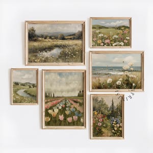 Puede incluir: Una colección de seis pinturas de paisajes enmarcadas. La obra de arte presenta escenas de campos, flores y agua, con una paleta de colores apagados. Los marcos son de color madera clara, y las pinturas están en una pared blanca.
