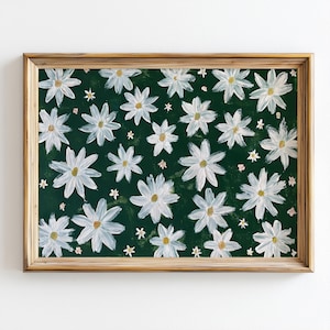 Op de afbeelding: Een ingelijst bloemenschilderij met witte madeliefjes met gele centra op een donkergroene achtergrond. De madeliefjes zijn met de hand geschilderd met zichtbare penseelstreken. De lijst is lichtbruin.