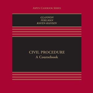 Könnte beinhalten: Ein roter Buchumschlag mit dem Titel "Civil Procedure: A Coursebook" in goldenen Lettern. Das Buch ist Teil der Aspen Casebook Series und ist die vierte Auflage.