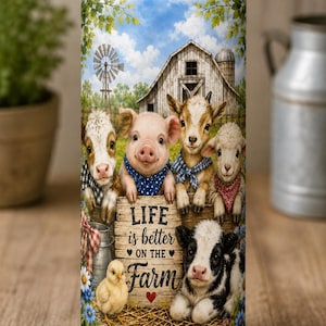 Pode incluir: Um copo cilíndrico com tampa transparente e palhinha, apresentando uma cena de quinta com um porco, cabra, cordeiro, vitelo e pintainho. Uma placa de madeira no centro exibe o texto 'LIFE is better ON THE Farm' com pequenos corações.