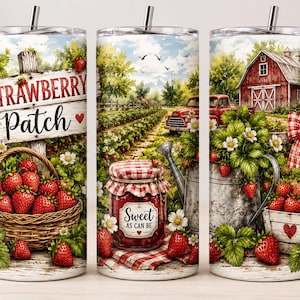 Puede incluir: Tres vasos cilíndricos con un diseño de campo de fresas. El diseño incluye un letrero de madera que dice 'STRAWBERRY Patch', una cesta de fresas, un frasco con la etiqueta 'Sweet AS CAN BE', un granero rojo, un camión rojo y una regadera.