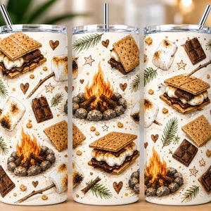 Könnte beinhalten: Ein zylindrischer Becher mit Metallstrohhalm, der ein wiederkehrendes Muster aus S'mores, Lagerfeuern, Schokoriegeln, gerösteten Marshmallows, Tannennadeln und kleinen Herzen auf cremefarbenem Grund mit Graham-Crackern zeigt.